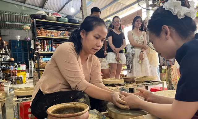 Du khách say mê nơi đất và lửa kể chuyện làng gốm 500 năm