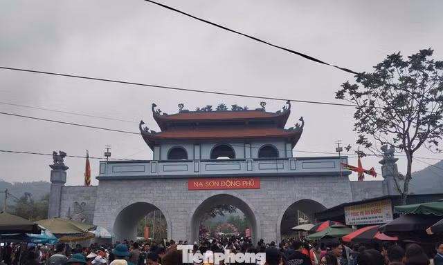 Hành lễ ở Phủ Na