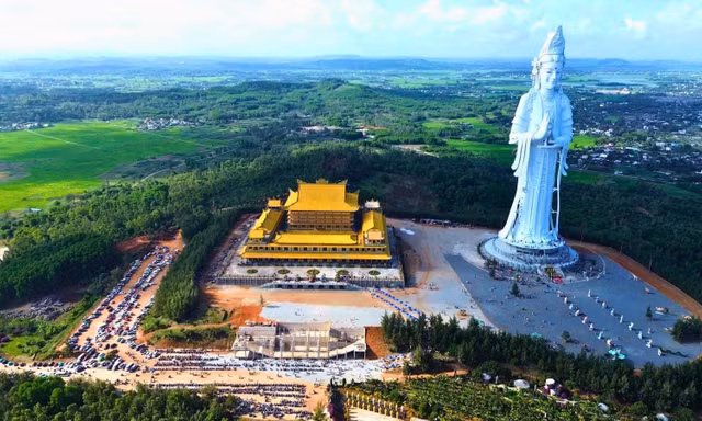 Cầu an dưới tượng Phật cao nhất Việt Nam