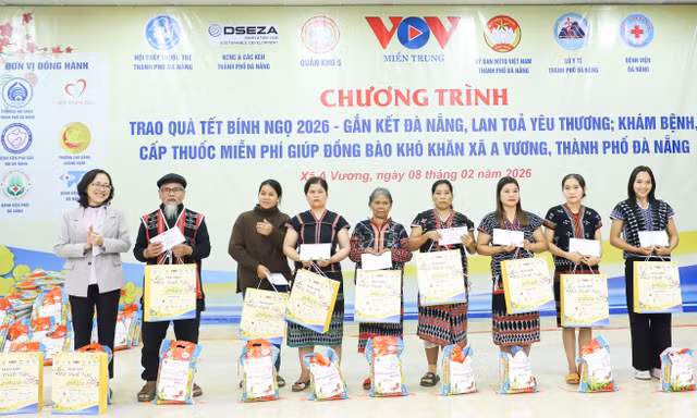 Trao 1.300 suất quà Tết cho người dân hai xã biên giới và công nhân có hoàn cảnh khó khăn