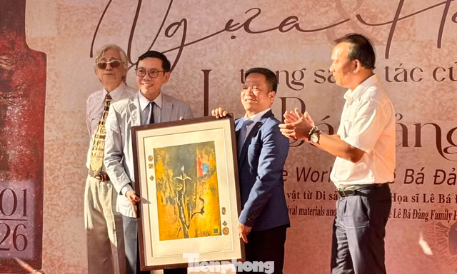 Chiêm ngưỡng 100 bức tranh ngựa và hoa chưa từng công bố