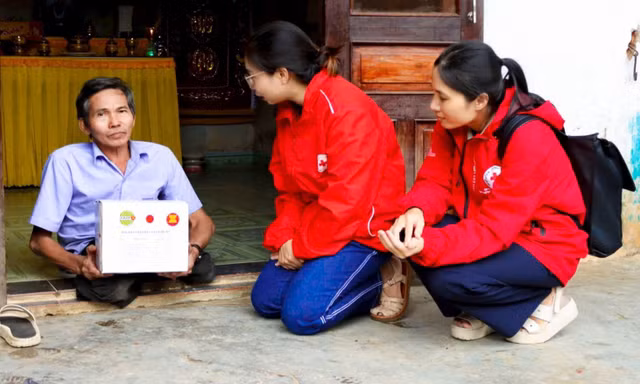 Những món quà ý nghĩa giúp bà con vùng lũ Đà Nẵng