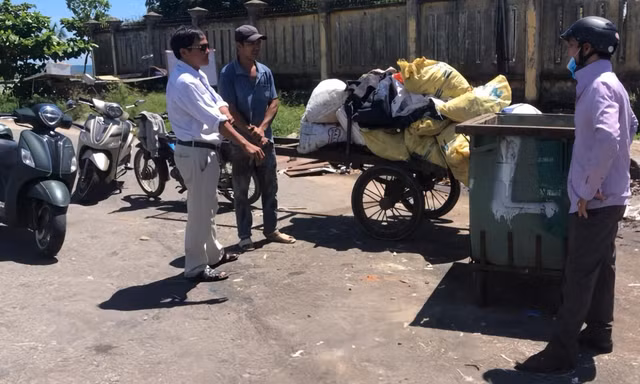 Mật phục xử phạt hàng loạt vụ đổ trộm rác thải, xà bần ở Đà Nẵng