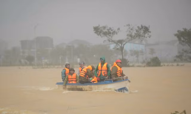 Nỗ lực tìm kiếm người mất tích trong dòng nước lũ ở Huế