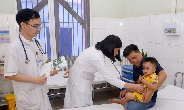 Cứu sống bé trai 2 tuổi bị ngưng tim sau khi rơi vào hồ cá Koi