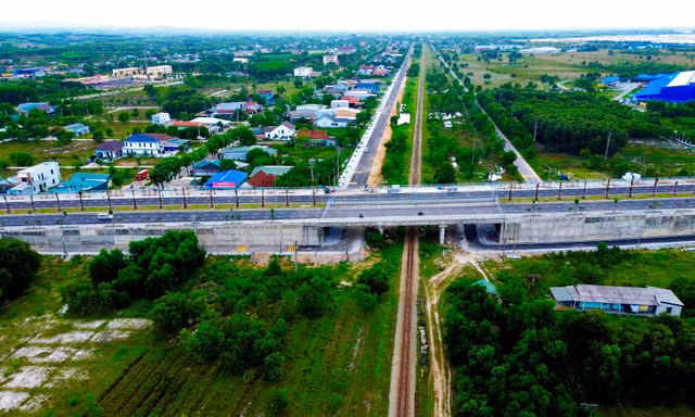 Một đoạn đường sắt Bắc - Nam hiện nay đi qua TP Huế.