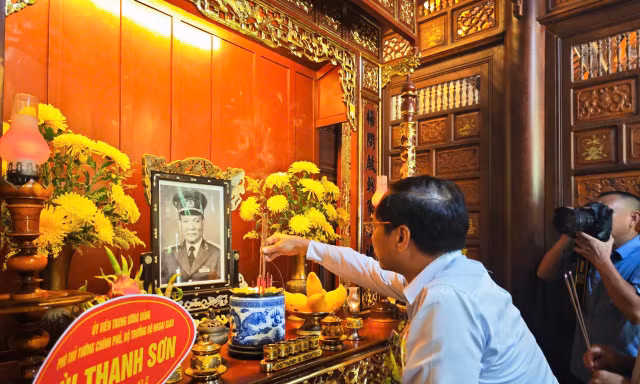 Phó Thủ tướng Bùi Thanh Sơn dâng hương tưởng niệm Đại tướng Lê Đức Anh, thăm gia đình chính sách tại Huế