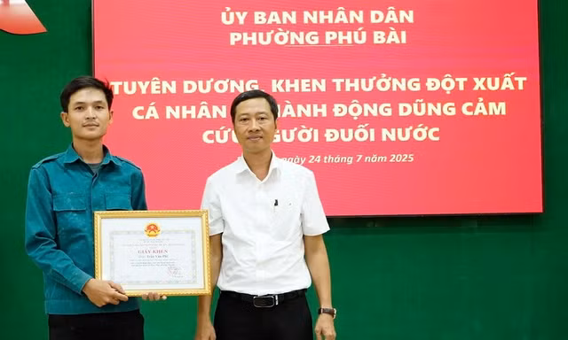 Khen thưởng anh thợ hồ dũng cảm cứu người đuối nước