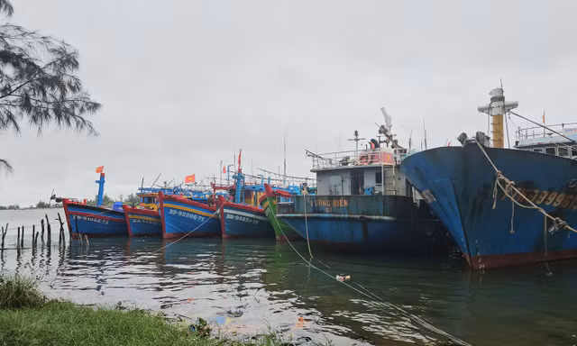 Huế yêu cầu kêu gọi tàu thuyền vào bờ tránh bão số 5 trước 19h tối nay