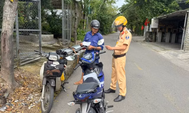 Huế quyết dẹp xe ba gác, xe lôi tự chế chở hàng gây mất an toàn giao thông