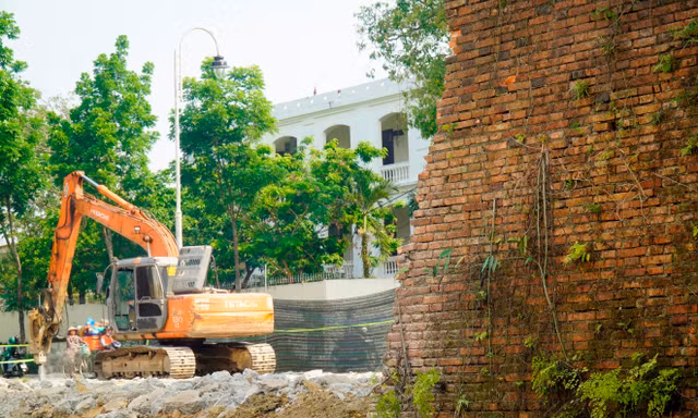 Huế tháo dỡ ‘Bức tường ô nhục’ 