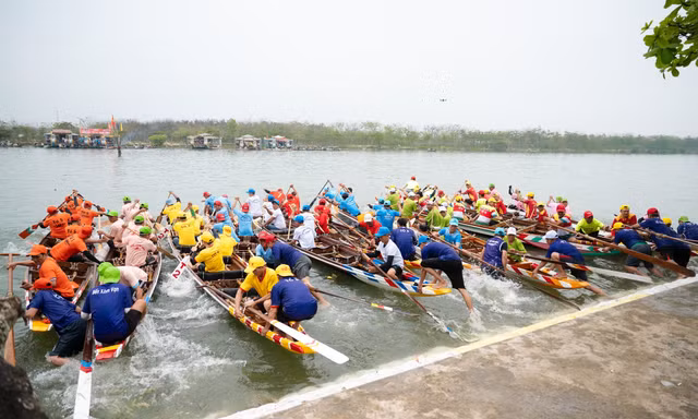 Hạ nguồn sông Hương dậy sóng đầu xuân