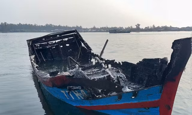 Tàu cá chứa 1.800 lít dầu diesel bốc cháy 