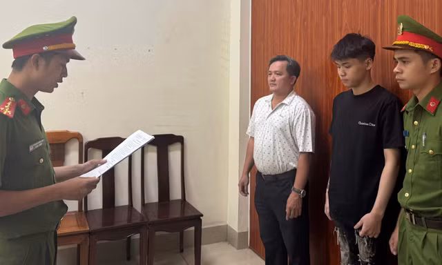 Khởi tố đối tượng tông rào chắn công vụ, làm ngã cán bộ công an