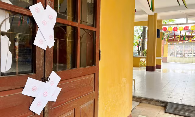 Phòng học bị niêm phong, hàng trăm học sinh phải đi học nhờ 