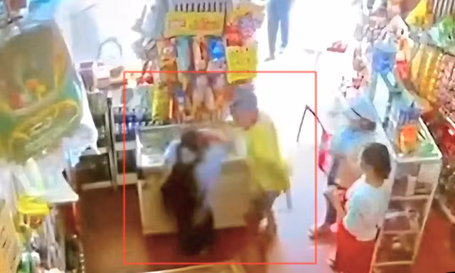 Xác minh thông tin nam sinh lớp 7 bị người đàn ông đánh tới tấp tại tiệm tạp hóa