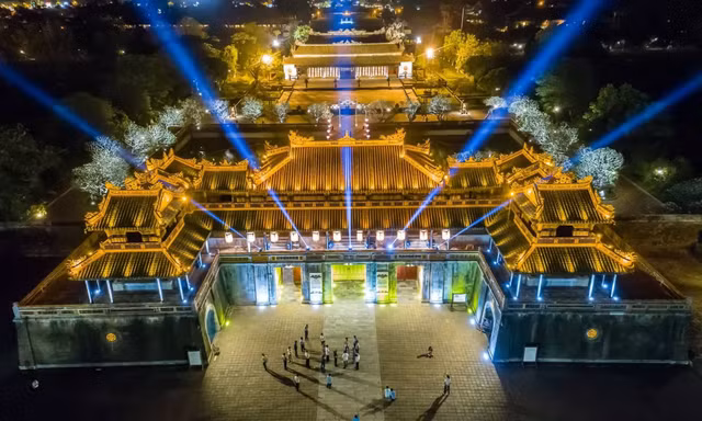 Trình diễn 3D mapping tại cầu Trung Đạo - Đại Nội Huế vào đêm mở màn Hoàng cung huyền ảo.