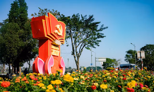 Tươi sáng, rực rỡ cờ hoa trên những nẻo đường xứ Huế