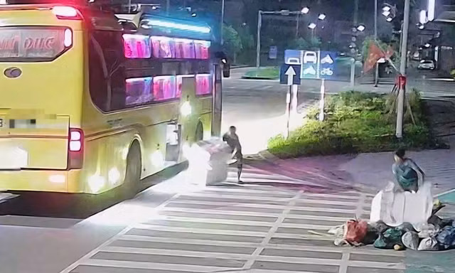 Nhân viên xe khách dừng ven đường để ‘làm bậy’ và cái kết