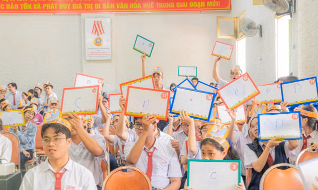 Hàng trăm học sinh lần đầu trải nghiệm cải cách của Hoàng đế Minh Mạng