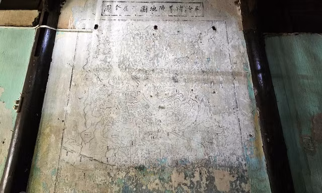 Phát lộ bức họa cổ dạng bản đồ chứa đa ngữ trong Kinh thành Huế