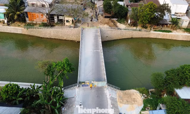 Chờ làm đường, cầu tiền tỷ nối hai phường xây xong lâu vẫn nghẽn