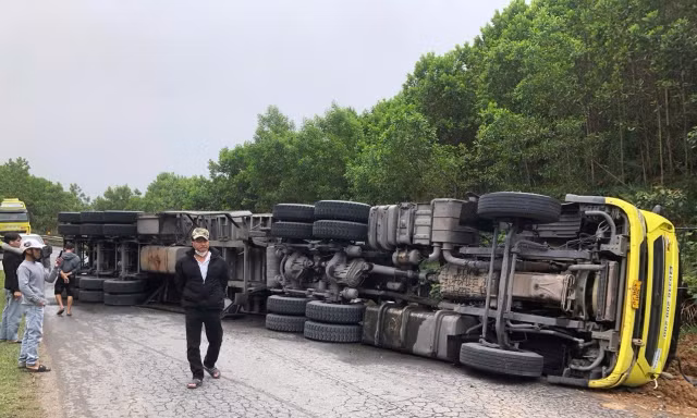 Xe đầu kéo lật ngang, chắn hết lối lưu thông trên đường Hồ Chí Minh