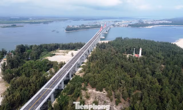 Nhìn gần công trình vượt biển hơn 2.400 tỷ đồng thông xe ngày 30/4