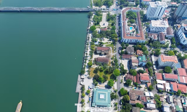 Cận cảnh loạt công sở bỏ hoang ven sông Hương sắp ‘lột xác’ thành điểm đến cao cấp