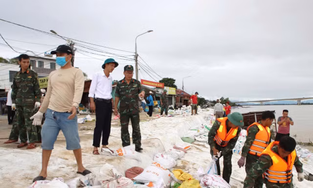 Tăng cường việc gia cố tại bờ kè An Lương (xã Duy Nghĩa, TP Đà Nẵng).
