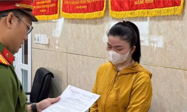 Khởi tố nữ tiểu thương buôn bán hàng ngàn bao thuốc lá lậu