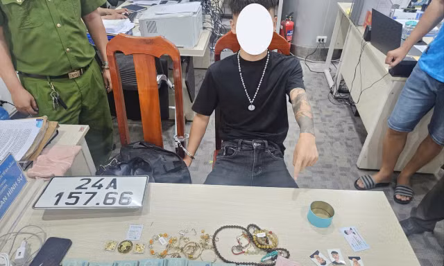 Bắt 2 người Trung Quốc trộm tài sản của đồng hương, chuẩn bị bay về nước