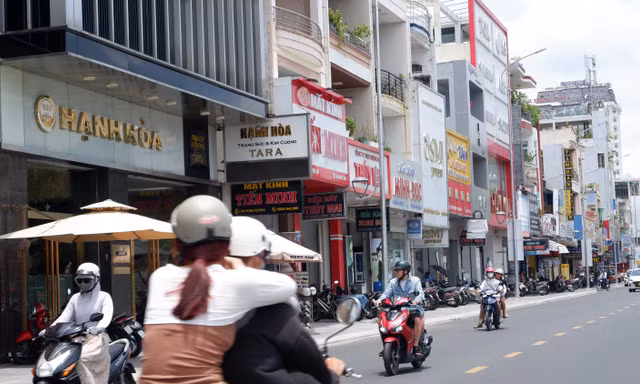 Phố kiểu mẫu ở trung tâm Đà Nẵng sạch đẹp nhưng... chói chang