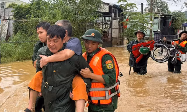 Hàng trăm cán bộ chiến sĩ ngâm mình trong nước khắc phục sạt lở, di dời dân, sẵn sàng ứng phó bão số 13