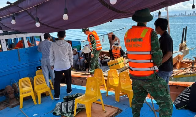 Xử phạt loạt tàu chở khách câu cá, câu mực ‘chui’ ở biển bán đảo Sơn Trà