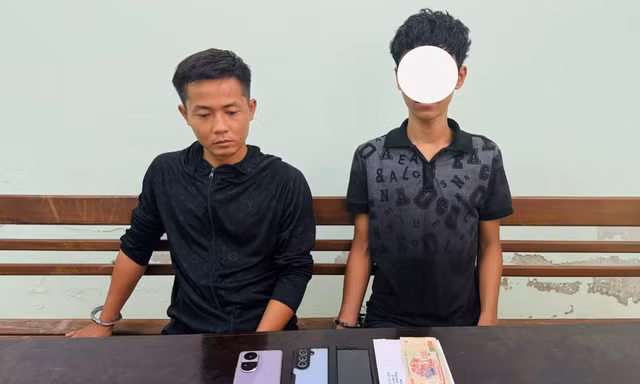 Bị lấy trộm điện thoại vừa trộm của người khác