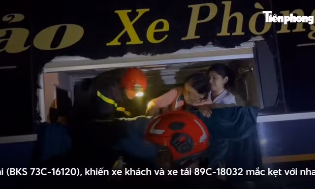 Tai nạn liên hoàn xe khách và xe tải, cảnh sát phá cửa kính cứu hơn chục người