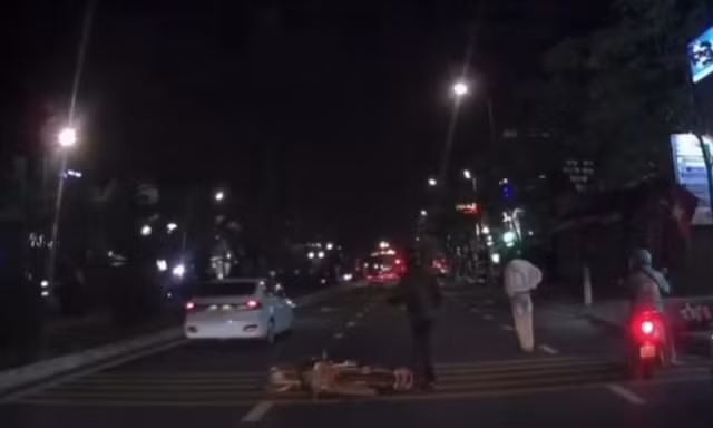 CLIP: Ô tô vượt ẩu gây tai nạn rồi bỏ chạy trên đường phố Đà Nẵng