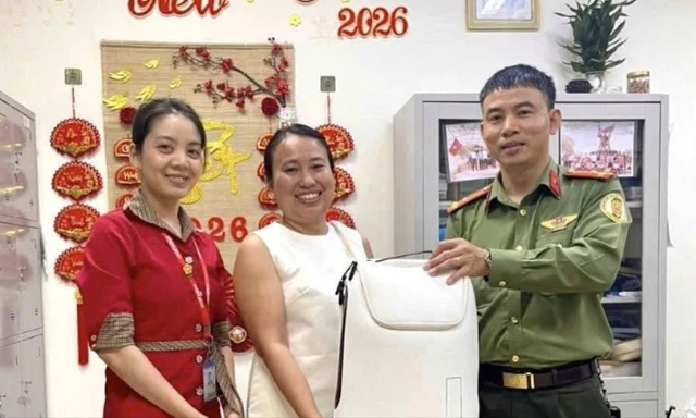 Trao trả balo chứa hơn 150 triệu đồng cho du khách Ấn Độ bỏ quên tại sân bay Đà Nẵng