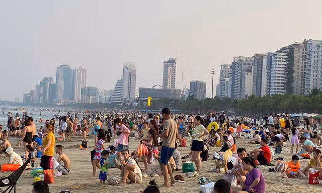 Đông nghịt người tắm biển Đà Nẵng 'giải nhiệt' 