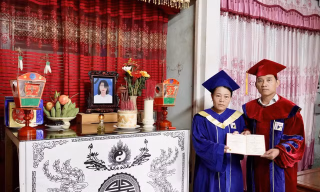 Mẹ khoác áo cử nhân nhận bằng tốt nghiệp kiến trúc sư thay con gái