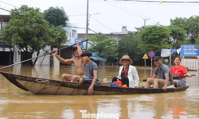 Đà Nẵng cảnh báo mưa lớn 700mm, lũ trên sông báo động 3