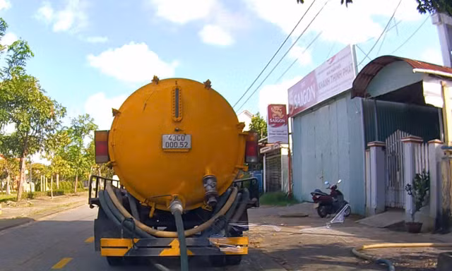 Đà Nẵng: 'Hút hầm cầu tới 8 khối, phải trả 22 triệu mà hoảng hồn!'