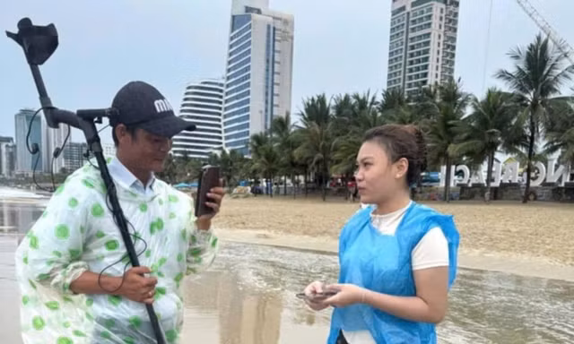 Giấu điện thoại dưới cát rồi tắm biển Đà Nẵng, hai cô gái gặp điều bất ngờ
