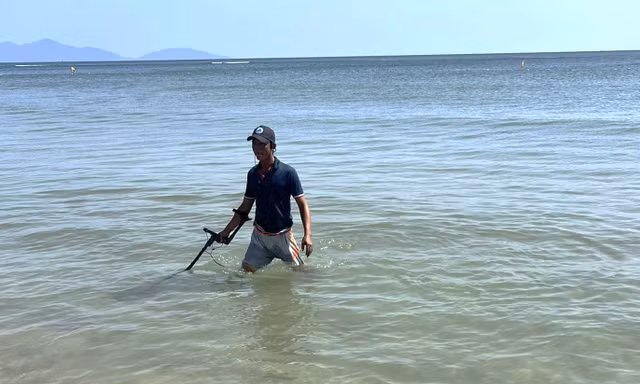 Khách Tây tìm được nhẫn đính hôn rơi ở biển Đà Nẵng: 'Con người ở đây thật tuyệt vời'