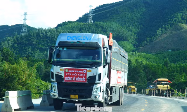 Ấm lòng những chuyến xe hướng về miền Bắc nối nhau trên cao tốc