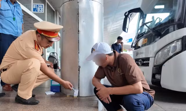 Cảnh sát giao thông Đà Nẵng test ma túy hàng loạt tài xế trước giờ xuất bến