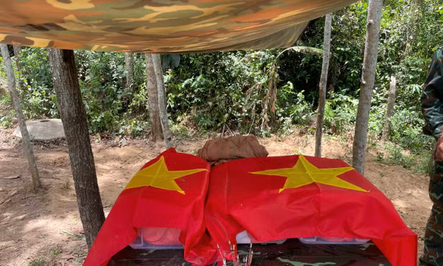 Khai mở 2 phần mộ, tìm thấy hài cốt liệt sĩ cùng chiếc mũ lưỡi trai