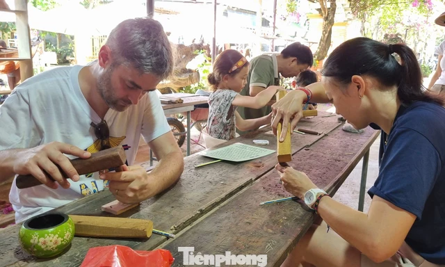 Khách Tây hào hứng 'vào vai' nghệ nhân làng mộc nổi tiếng 