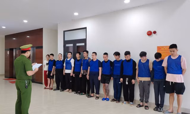 Bắt 13 đối tượng trong đường dây lừa đảo giả danh ngân hàng